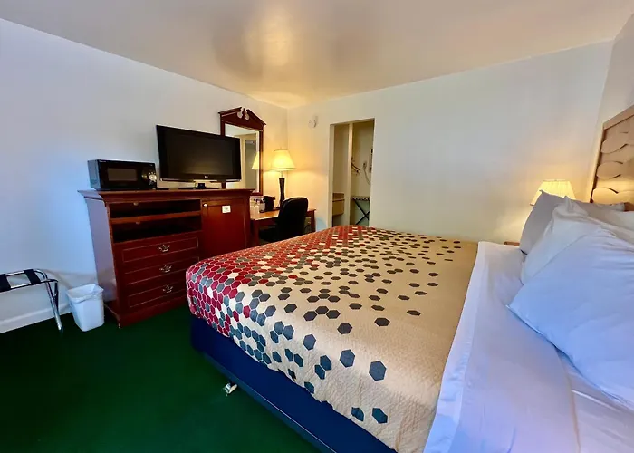 Rodeway Inn & Suites Brunswick Near Hwy 1